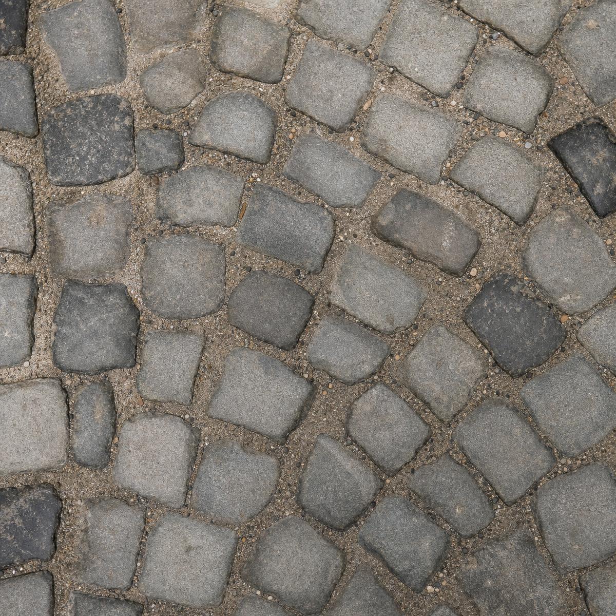 Cobblestone fan pattern paver driveway